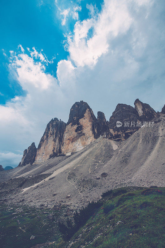 从意大利蒂罗尔的欧洲阿尔卑斯山脉的白云石(Dolomites)北部俯瞰拉瓦雷多(trecime di Lavaredo)国家公园